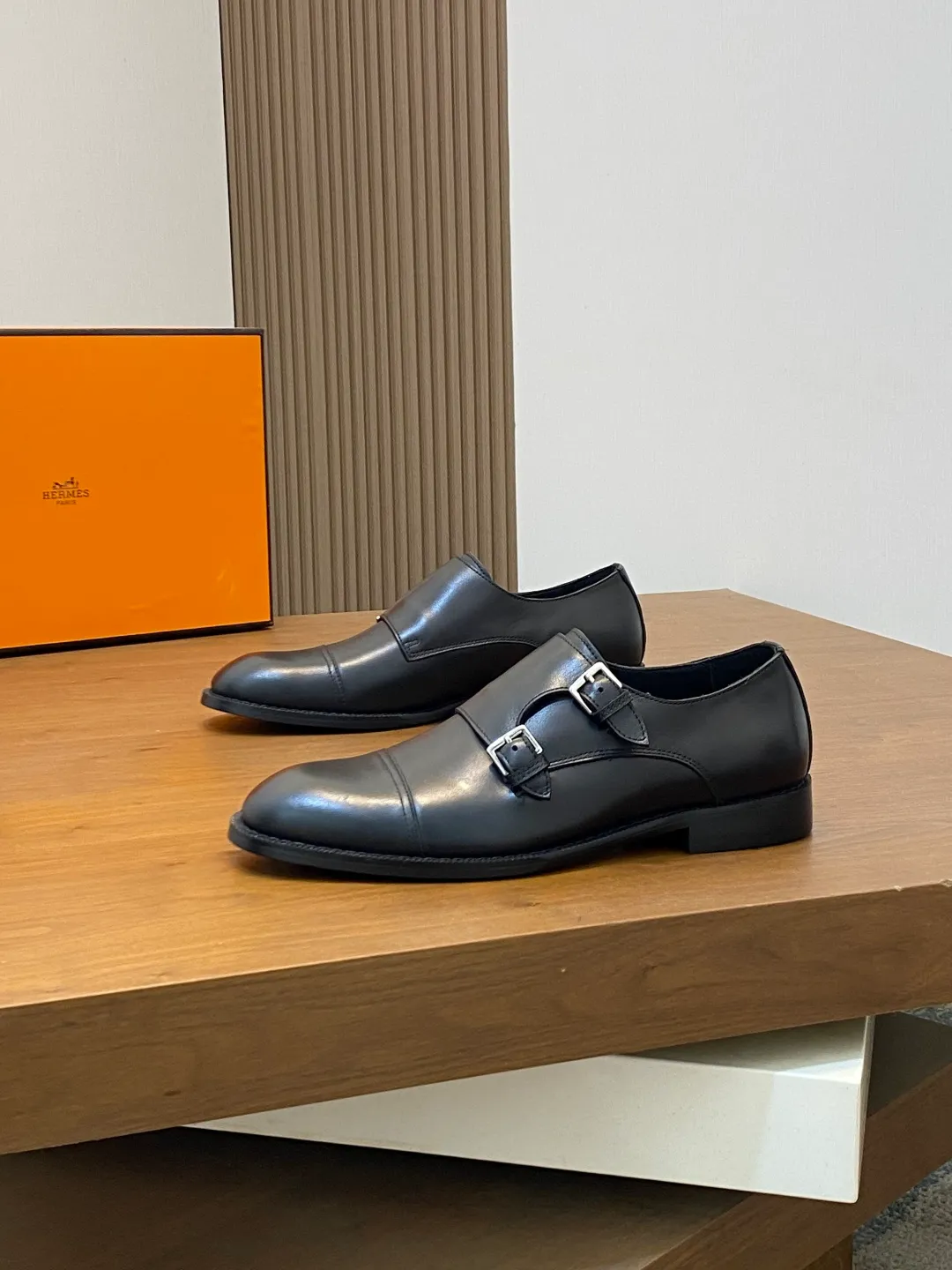 Men's shoes 💰780 HERMES/Hermès GAME slip-on loafers. These loafers are made of matte frosted calfskin. They are equipped with functional Kelly shoe buckles to easily create a fashionable urban style. They are equipped with genuine leather welts and lightweight grooved rubber foam outsole. They have genuine calfskin lining and silk-screen logo feet. They are slip-on design. They are novel and fashionable, with a handsome upper. Comes with a dust bag in the original box! Size: 39-40-41-42-43-44 standard leather shoe size (38/45 can be customized but does not support returns)